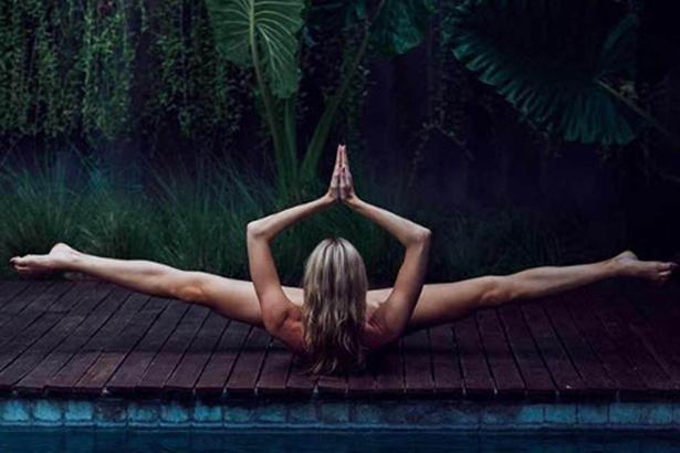 Instagram'da yeni trend çıplak yoga
