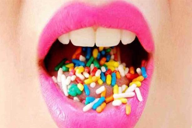 Bir şeker bağımlısı olduğunuzun kanıtı 8 belirti!