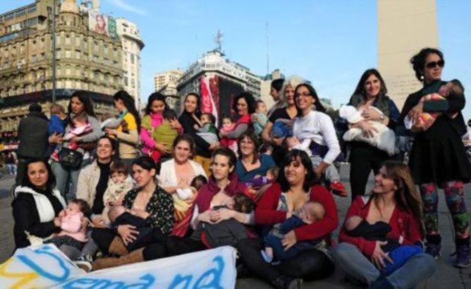 Arjantin'de kadınlardan toplu emzirme eylemi