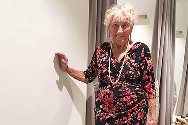 93 yaşındaki kadın düğününde giyeceği kıyafeti oylamaya sundu
