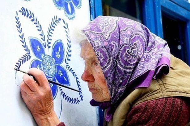 90 yaşındaki nine yaşadığı köyü sanat galerisine çevirdi