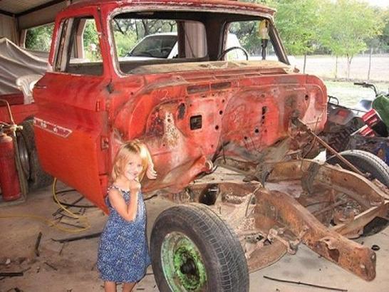 16 yaşındaki kız hurda halindeki arabayı baştan yarattı