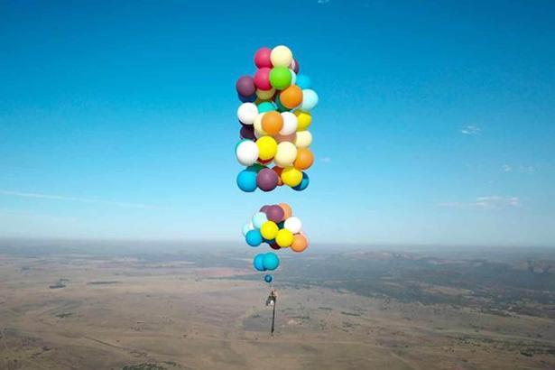 100 adet helyum balonu ile gökyüzünde seyahat etti