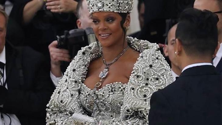 Rihanna'nın Met Gala'da giydiği papa kostümü olay oldu