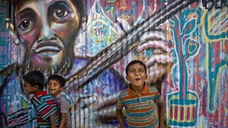 Artolution, mülteci kamplarında yaptığı resimlerle umut ve moral dağıtıyor