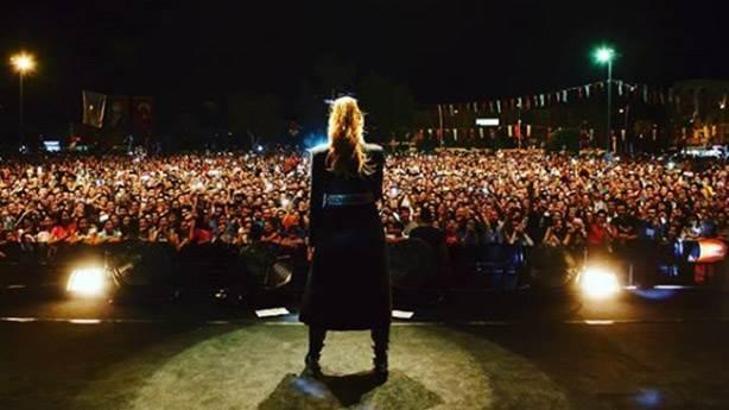 Hadise'nin demir parmaklıklı konser fotoğrafı neden olay oldu?