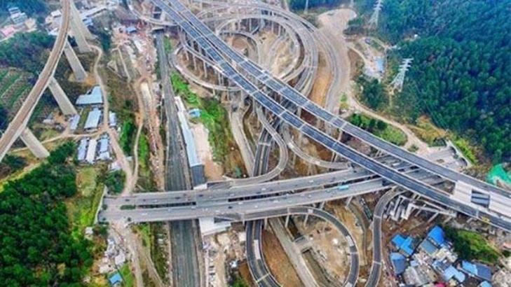 Çin'deki karayolunu roller coaster'a benzetmemek imkânsız!