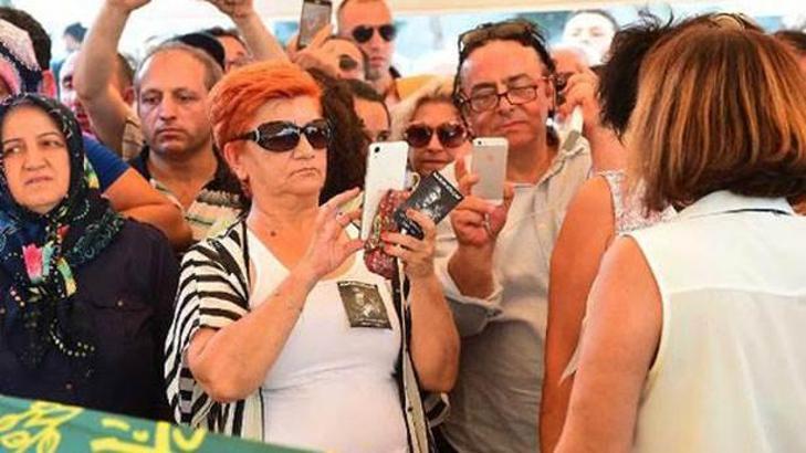 Eşref Kolçak'ın cenazesinde selfie yarışına girenler asla uslanmayacak