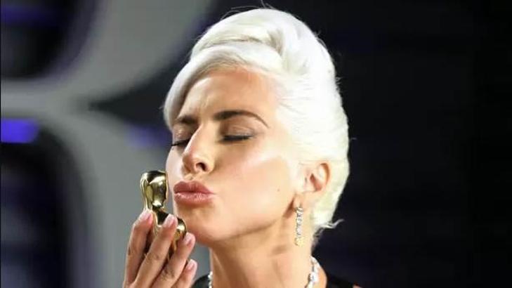 Lady Gaga ödüllerini çocuksu bir heyecanla saklıyor