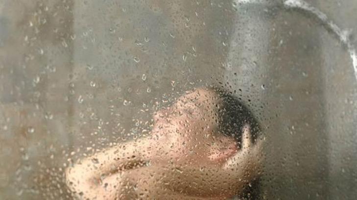 Sıcak duşta uzun süre kalmak yalnızlık belirtisi mi?