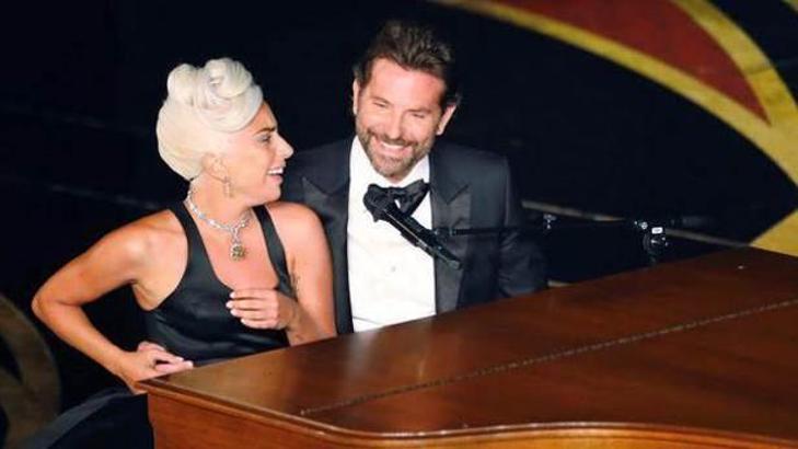 Bradley Cooper'a aşkla bakan Lady Gaga, aşk filmlerinin esas kızı olur mu?
