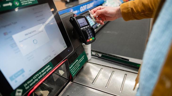 İngiltere'de tüketici harcamaları azaldı