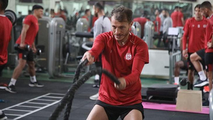 Sivasspor'da Trabzonspor mesaisi salonda ve sahada sürdü!