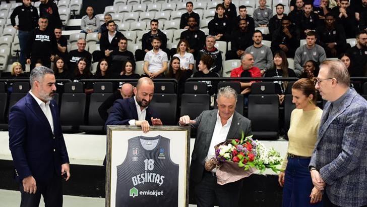 Ahmet Nur Çebi'den basketbol takımlarına veda ziyareti!