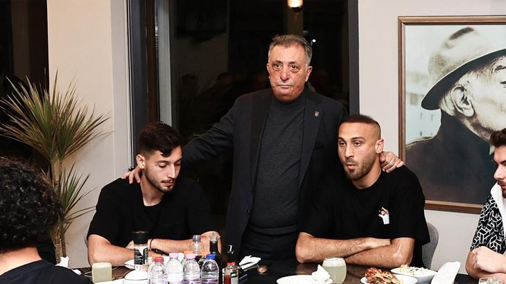 Beşiktaş Başkanı Ahmet Nur Çebi, futbol takımıyla vedalaştı