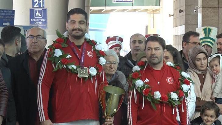 Taha Akgül ve şampiyon güreşçilere Başkent'te coşkulu karşılama!