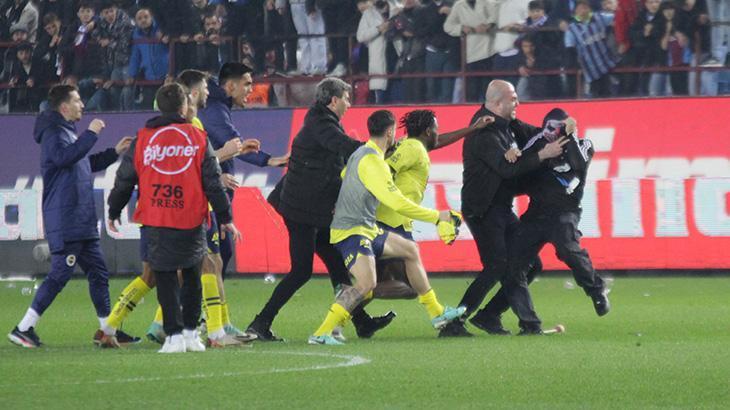 Trabzonspor-Fenerbahçe karşılaşmasının ardından saha karıştı! Taraftar sahaya indi