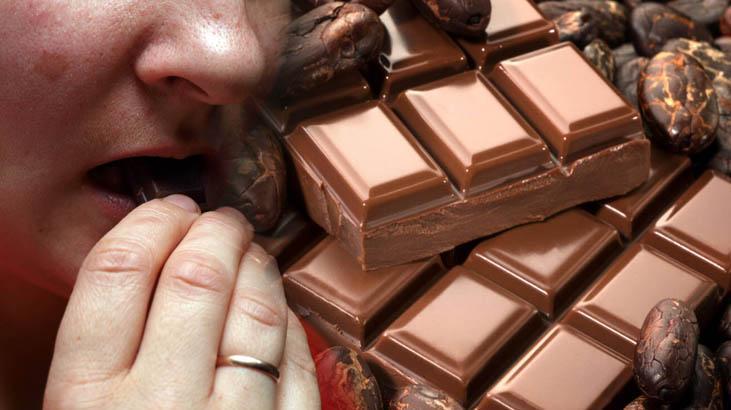 Çikolatayı sabahları meyveyle tüketin! Tokluk hissi yaratıyor, kan şekerini dengeliyor