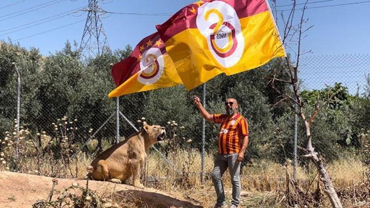 Galatasaray’ın şampiyonluğunu evde beslediği aslanlarıyla kutladı