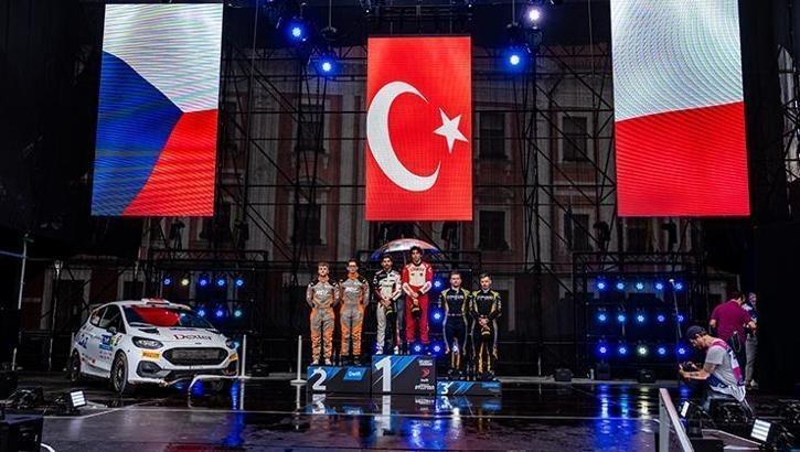 Kerem Kazaz Avrupa Ralli Şampiyonası’nda milli marşımızla podyuma çıktı