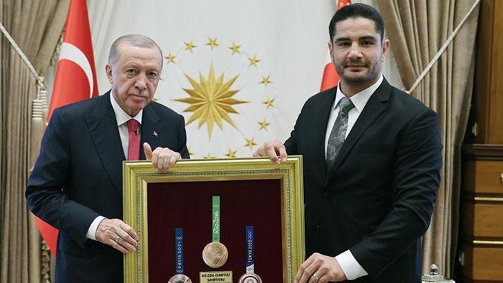 Cumhurbaşkanı Erdoğan, milli güreşçi Taha Akgül’ü kabul etti