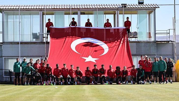 Sivasspor'da Cumhuriyet Bayramı coşkusu! Dev Türk bayrağı açtılar