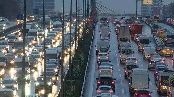 Yağışla birlikte İstanbul'da trafik durma noktasına geldi! İstanbul trafik yoğunluk haritası kırmızıya boyandı! İşte son durum...