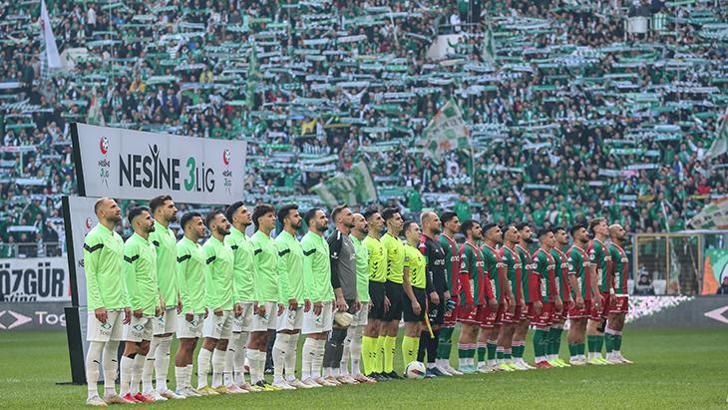 Bursaspor - Karşıyaka maçında binlerce taraftar tribünde yer aldı