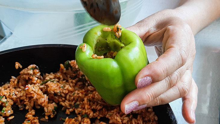 İçi çiğ kalmayan ve dağılmayan biber dolmasının sırrı! Usta aşçılar püf noktasını verdi