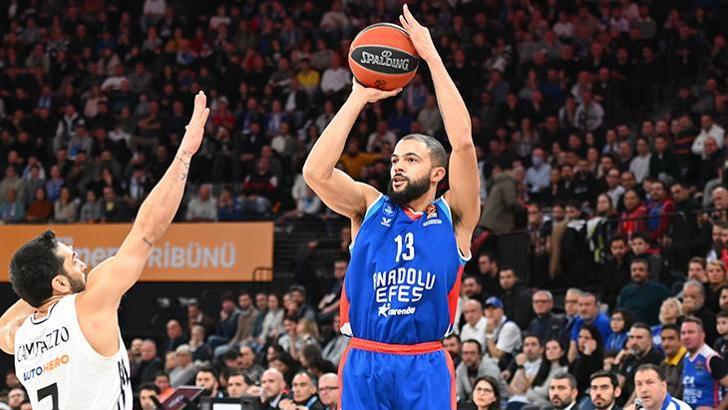 Anadolu Efes, EuroLeague'de Real Madrid'i devirdi!