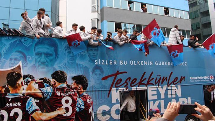 Trabzonspor U19 takımı Avrupa ikinciliğini şehirde kutladı