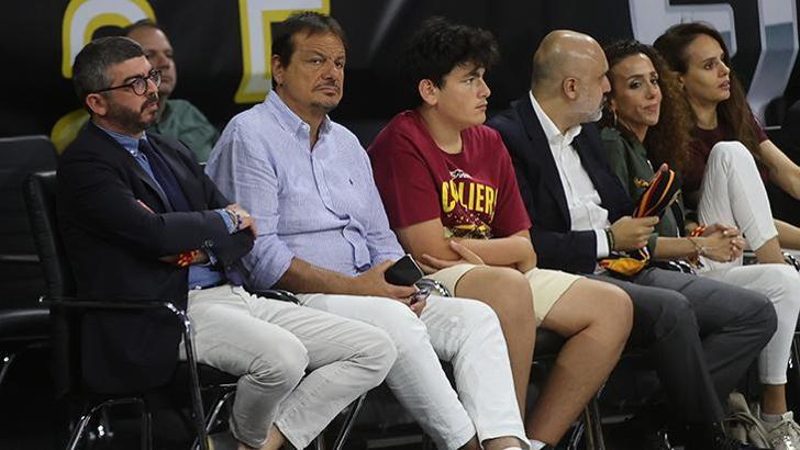Ergin Ataman, Galatasaray'ı yalnız bırakmadı! Sarp Ataman da tribünde