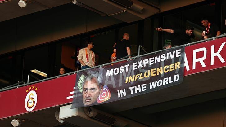 Galatasaray taraftarından Jose Mourinho'ya olay gönderme!