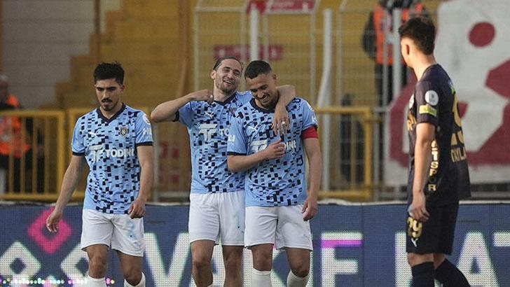 Nefes kesen gol düellosunda kazanan Başakşehir!