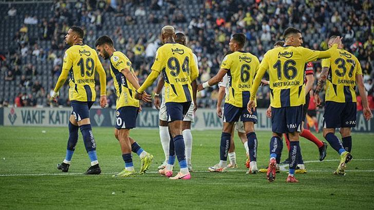 Fenerbahçe'de 2 futbolcu gemileri yaktı! 'Protestoluk ne yaptım?'