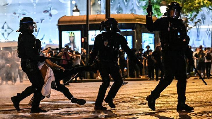 PSG'nin Şampiyonlar Ligi şampiyonluğu sonrası araç ateşe verildi, metroda izdiham! Paris karıştı