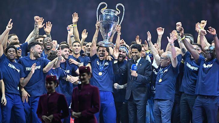Burası Paris! Tüm şehir kutladı, olaylar eksik olmadı