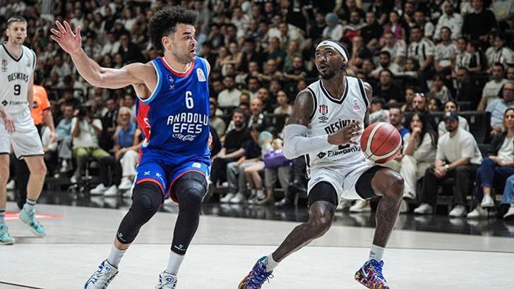 Beşiktaş Fibabanka - Anadolu Efes maçından kareler