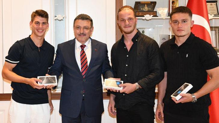 Trabzonspor U19 Takımı, Ahmet Metin Genç'i ziyaret etti!