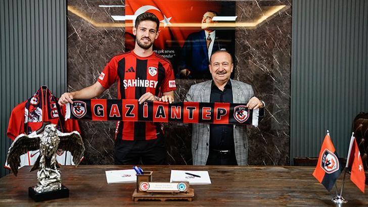 Arda Kızıldağ'ın imza töreninden kareler