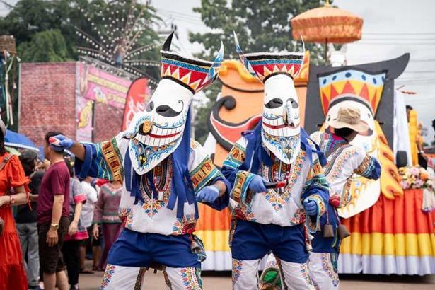 Tayland'da kutlanan 'Phi Ta Khon' hayalet festivalinden ilginç görüntüler...