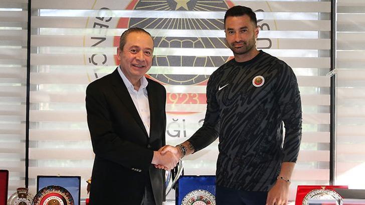 Gökhan Akkan'ın imza töreninden kareler