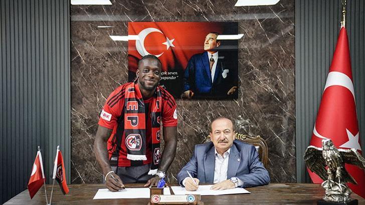 Myenty Abena'nın imza töreninden kareler