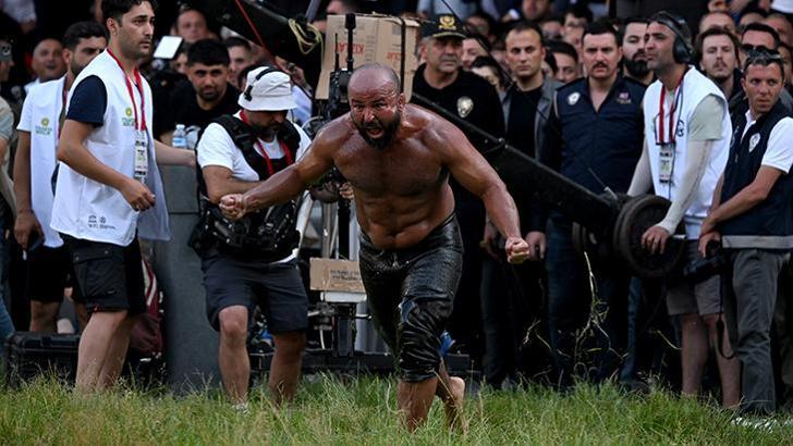 Orhan Okulu'nun başpehlivanlık sevincinden kareler