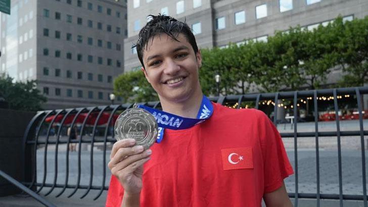 Nevzat Arda Ağır, Manhattan parkurunda en genç Türk yüzücü oldu!