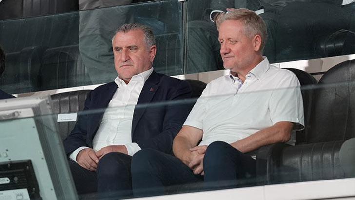 Bakan Bak, Başakşehir - Universitatea Craiova maçını tribünden takip etti