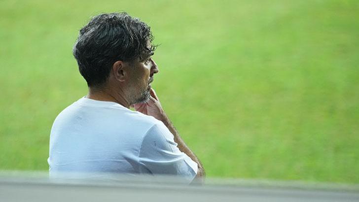 Rizespor'da İlhan Palut taraftarın tezahüratına cevap verdi!