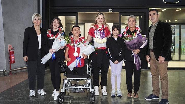 Milli para yüzücüler, Türkiye'ye geri döndü!