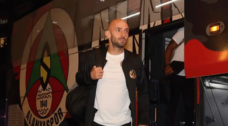 Alanyaspor'da Efecan Karaca 13 yılın ardından kulüpten ayrıldı
