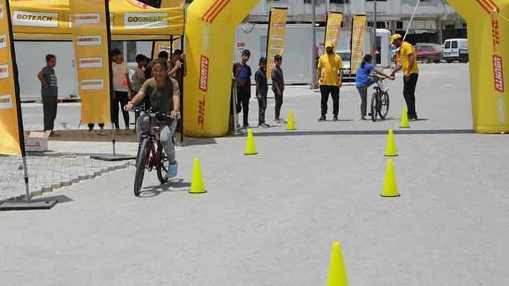 Deprem bölgesinde çocuklar için bisiklet istasyonları